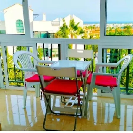 Junto Paseo Maritimo Piscinas Jardines Y Parking