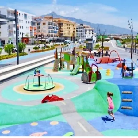 Junto Paseo Maritimo Piscinas Jardines Y Parking