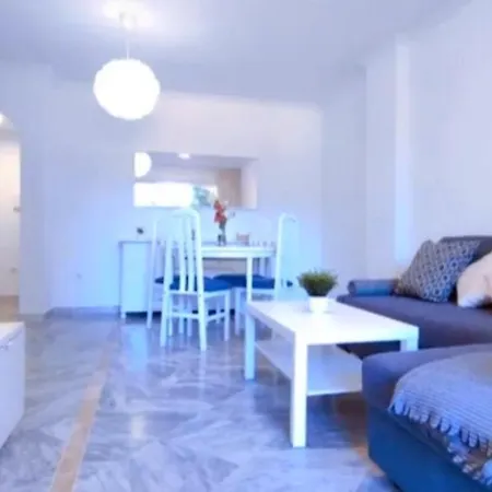 Junto Paseo Maritimo Piscinas Jardines Y Parking Marbellac