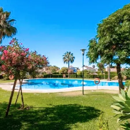 Junto Paseo Maritimo Piscinas Jardines Y Parking Marbellac